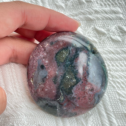 海洋碧玉手把

Pastels 感覺的顏色是真的很吸引的，有一種很平靜的感覺

海洋碧玉又名海洋石，是馬達加斯加的特產，最初發現於沿海地區，顏色範圍廣泛，色彩多樣性，大多數是由不透明的玉髓及石英組成的，而有些部分則是半透明及結晶化的。而海洋碧玉也稱作球形碧玉(Orbicular Jasper)。

海洋碧玉是你心情覺得沮喪時的好夥伴

-穩定情緒，平衡身心

-釋除負面的自我認知

-排走負能量，令頭腦清晰

-開啟內心的快樂和滿足