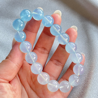 漸變海藍寶手串  海藍寶是歐洲自古以來最為人喜愛的寶石，並以Aquamarine 這個丁語為名，意思指「海水」。  海藍寶與祖母綠一樣屬於「綠柱石族」的寶石，裡面的水藍色是微量的鐵元素所造成的。  -放鬆緊張情緒，提升做事的勇氣和自信  -加強溝通，說服和表達能力  -適合工作上常常需要和人溝通的朋友