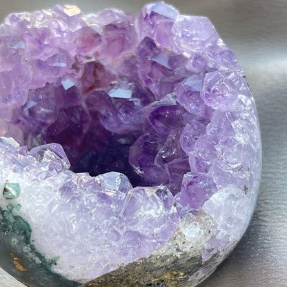 Brazil Amethyst Sphere 巴西紫晶開口笑球  開口笑水晶簇球是一種很多人喜愛的風水石，有招財聚財，招貴人之效用，如果想放置的位置唔容許擺設大型晶洞，這種開口笑一定會是最佳選擇😊  紫晶，一向代表著智慧，加強決策力，利人緣，對舒緩緊張情緒有幫助，促進問題解決。