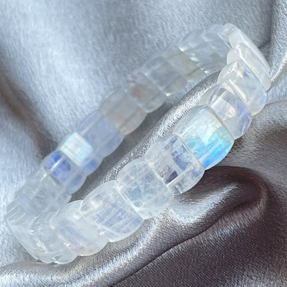 月亮石又名月光石 -是六月幸運誕生石：象徵健康、富貴 -有助穩定情緒和緩解負面情緒 -有助性格較衝動、說話率直的人變得較柔和 -放鬆身心，重拾平靜和諧 -能潤滑感情，是解決情侶紛爭的晶石