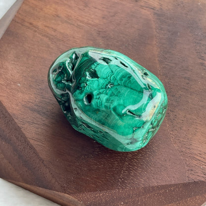 孔雀石  孔雀石鮮明的綠色色調和圖紋擁有一種獨特嘅魅力。  原來這種礦石在西元前埃及人是會將這種礦石磨成粉末作顏料來使用，這種方法連日本人都一樣把這個顏料當做岩繪的工具，是珍貴的日本畫材料，並且稱為「岩綠青」。  除此之外，歐洲國家會用作作各樣的護身符，有助吸引負面能量，為你帶來安定和情緒平衡。