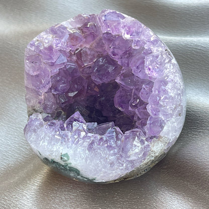 Brazil Amethyst Sphere 巴西紫晶開口笑球  開口笑水晶簇球是一種很多人喜愛的風水石，有招財聚財，招貴人之效用，如果想放置的位置唔容許擺設大型晶洞，這種開口笑一定會是最佳選擇😊  紫晶，一向代表著智慧，加強決策力，利人緣，對舒緩緊張情緒有幫助，促進問題解決。