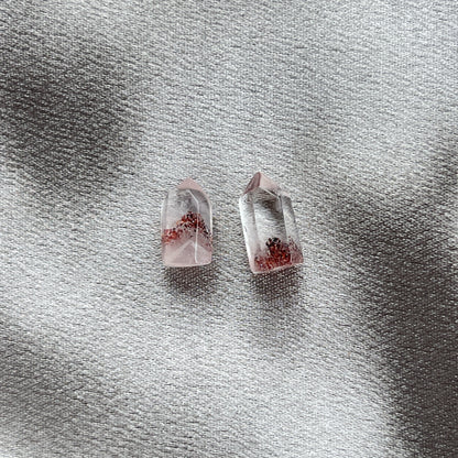 紅超7 mini point(白水晶內含鐵氧化物)  柱子裡面的內含物屬鐵氧化物-赤鐵礦/針鐵礦，部分更呈金字塔  -加強運勢  -招人緣  -正姻緣愛情  -旺事業