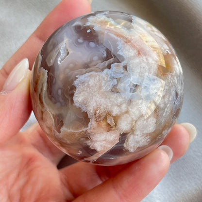 櫻花瑪瑙球  瑪瑙-Agate品種繁多，整個瑪瑙家族十分龐大。其中一種瑪瑙充滿溫柔優雅之美，深受女仕們喜愛，就是櫻花瑪瑙 - Blossoms Agate🌸  櫻花瑪瑙被視為寶石中的「第三眼」，靈性十足，象徵友善與愛心，也代表希望。  櫻花瑪瑙晶體內含粉白色、猶如朵朵盛開之櫻花的共生礦，每枝形態獨一無二，為人帶來溫柔細膩的內涵，會令人要停下來慢慢欣賞佢嘅美。  -能令人精神放鬆，減少失眠症狀  -瑪瑙具有平衡，穩定及保護的作用  -也是護身符及辟邪物，有保平安功效  -瑪瑙維持身心和諧，增強愛、忠誠及勇氣