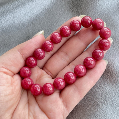 薔薇輝石

薔薇輝石 又名[ 玫瑰石 ]

是一種不透明的矽酸錳礦物，色調從淡粉色到深紅色不等

它具有玻璃光澤由方解石、鐵和鎂等其他礦物質組成



-消除紊亂思緒，保持清晰思考

-增加親和力，建立自信心

-有助培養高貴情操，擴闊心胸

-有助調和親情，友情，愛情的關係