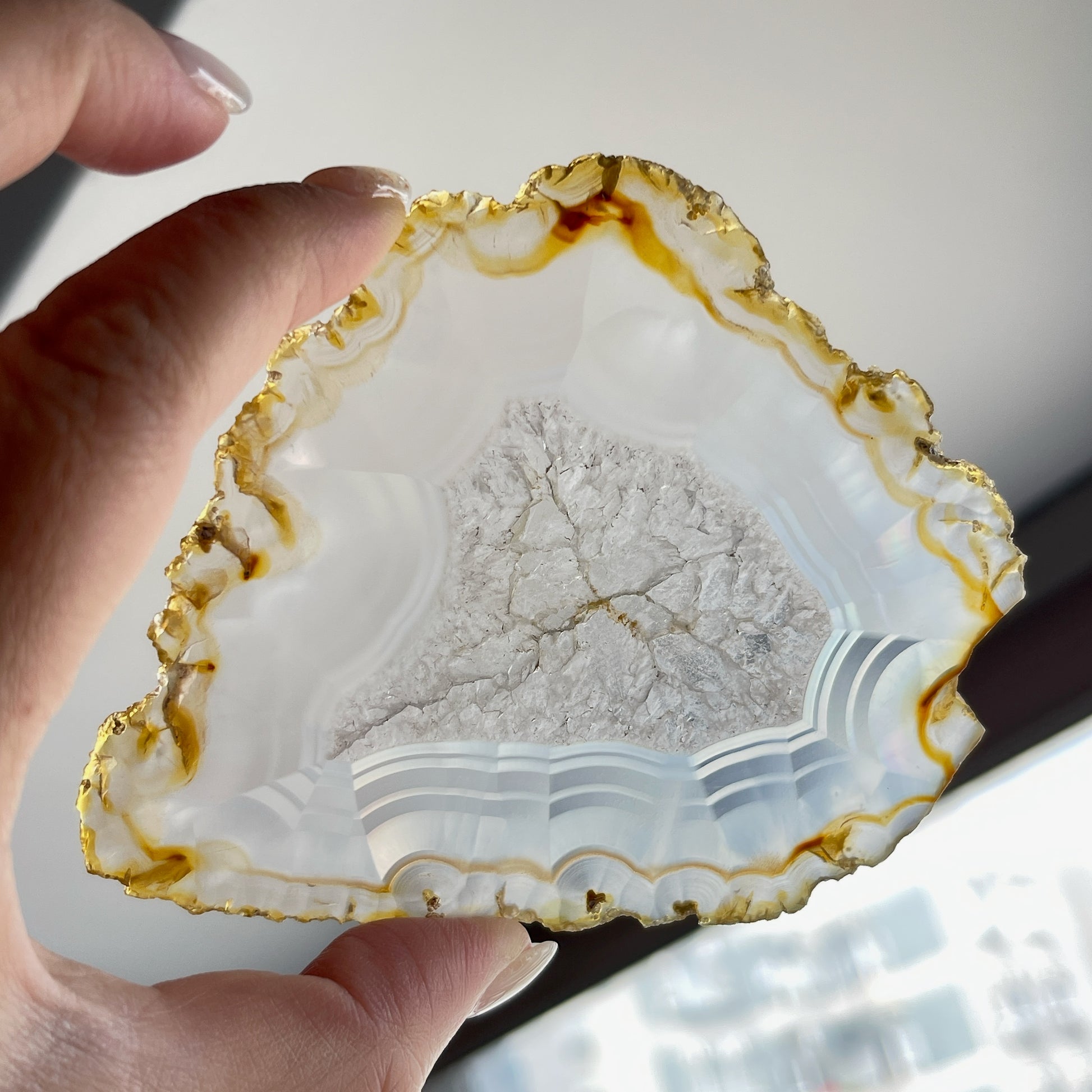 虹彩瑪瑙是一種細帶狀、半透明的石髓 (Chalcedony)，並且可將透射光分解成為光譜顏色。”Iris”意為”彩虹”或”虹彩虹色的”，源自於希臘彩虹女神的名字。  Iris agate is a finely-banded, translucent variety of chalcedony that breaks up transmitted light into spectral colors. The word “Iris” means “rainbow” or “to make iridescent” and is derived from the name of the Greek goddess of the rainbow.     *以上資料轉載自 “GIA Hong Kong - Jul 2021”