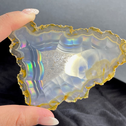虹彩瑪瑙是一種細帶狀、半透明的石髓 (Chalcedony)，並且可將透射光分解成為光譜顏色。”Iris”意為”彩虹”或”虹彩虹色的”，源自於希臘彩虹女神的名字。  Iris agate is a finely-banded, translucent variety of chalcedony that breaks up transmitted light into spectral colors. The word “Iris” means “rainbow” or “to make iridescent” and is derived from the name of the Greek goddess of the rainbow.     *以上資料轉載自 “GIA Hong Kong - Jul 2021”