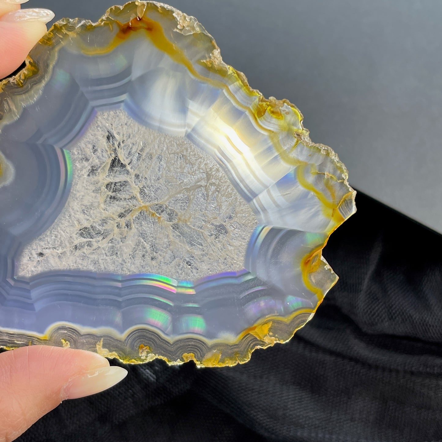 虹彩瑪瑙是一種細帶狀、半透明的石髓 (Chalcedony)，並且可將透射光分解成為光譜顏色。”Iris”意為”彩虹”或”虹彩虹色的”，源自於希臘彩虹女神的名字。  Iris agate is a finely-banded, translucent variety of chalcedony that breaks up transmitted light into spectral colors. The word “Iris” means “rainbow” or “to make iridescent” and is derived from the name of the Greek goddess of the rainbow.     *以上資料轉載自 “GIA Hong Kong - Jul 2021”