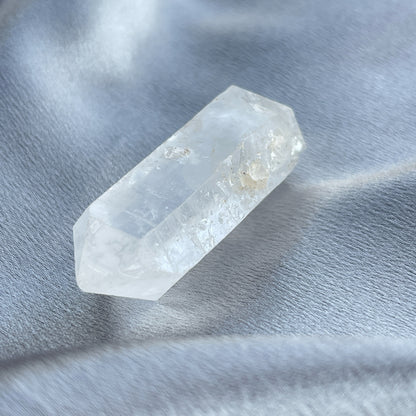 白水晶雙尖原石  今次巴西返左一lot 白水晶原石，全部未經打磨，全部保留了最原來的面貌，以及美麗嘅生長紋  -淨化人和空間裡的負能量  -釋放負能量，平衡內心的焦慮不安  -提升自我肯定，提升正能量  -幫助集中注意力，穩定情緒