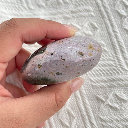 海洋碧玉手把

Pastels 感覺的顏色是真的很吸引的，有一種很平靜的感覺

海洋碧玉又名海洋石，是馬達加斯加的特產，最初發現於沿海地區，顏色範圍廣泛，色彩多樣性，大多數是由不透明的玉髓及石英組成的，而有些部分則是半透明及結晶化的。而海洋碧玉也稱作球形碧玉(Orbicular Jasper)。

海洋碧玉是你心情覺得沮喪時的好夥伴

-穩定情緒，平衡身心

-釋除負面的自我認知

-排走負能量，令頭腦清晰

-開啟內心的快樂和滿足