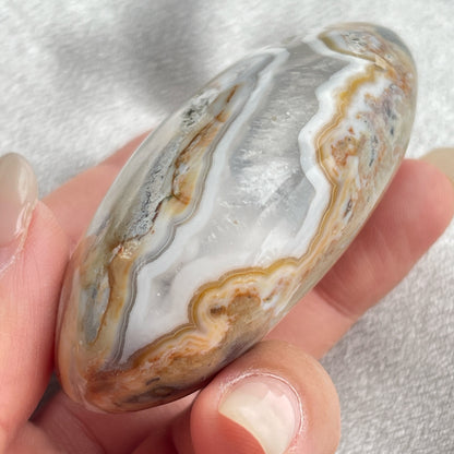 海洋碧玉手把

Pastels 感覺的顏色是真的很吸引的，有一種很平靜的感覺

海洋碧玉又名海洋石，是馬達加斯加的特產，最初發現於沿海地區，顏色範圍廣泛，色彩多樣性，大多數是由不透明的玉髓及石英組成的，而有些部分則是半透明及結晶化的。而海洋碧玉也稱作球形碧玉(Orbicular Jasper)。

海洋碧玉是你心情覺得沮喪時的好夥伴

-穩定情緒，平衡身心

-釋除負面的自我認知

-排走負能量，令頭腦清晰

-開啟內心的快樂和滿足