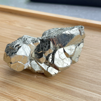 黃鐵礦又名愚人金(Fool’s Gold)  黃鐵礦是鐵和硫所形成的礦物，外觀反射出金黃色的光芒，所以會有人將黃鐵礦和黃金搞混。  🔮聚財法寶🔮  除了大家都十分熟悉的招財聚財功效外，其實黃鐵礦還可以用作辟邪，清除負氣場，淨化室內環境之用。  ** 記得盡量不要將黃鐵礦接觸水氣，盡量保持乾爽，平時得閒用乾紙巾抹抹保持閃令令就可以了😊     Origin : Peru 🇵🇪