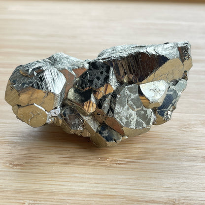 黃鐵礦又名愚人金(Fool’s Gold)  黃鐵礦是鐵和硫所形成的礦物，外觀反射出金黃色的光芒，所以會有人將黃鐵礦和黃金搞混。  🔮聚財法寶🔮  除了大家都十分熟悉的招財聚財功效外，其實黃鐵礦還可以用作辟邪，清除負氣場，淨化室內環境之用。  ** 記得盡量不要將黃鐵礦接觸水氣，盡量保持乾爽，平時得閒用乾紙巾抹抹保持閃令令就可以了😊     Origin : Peru 🇵🇪