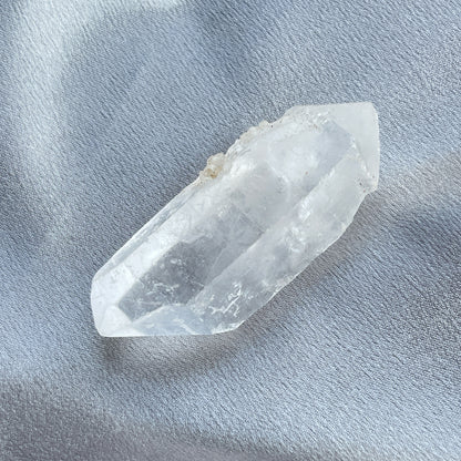 白水晶雙尖原石  今次巴西返左一lot 白水晶原石，全部未經打磨，全部保留了最原來的面貌，以及美麗嘅生長紋  -淨化人和空間裡的負能量  -釋放負能量，平衡內心的焦慮不安  -提升自我肯定，提升正能量  -幫助集中注意力，穩定情緒