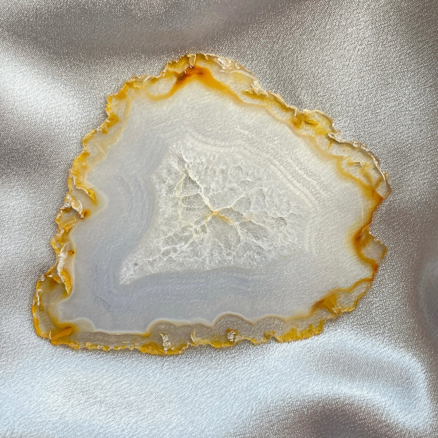 虹彩瑪瑙是一種細帶狀、半透明的石髓 (Chalcedony)，並且可將透射光分解成為光譜顏色。”Iris”意為”彩虹”或”虹彩虹色的”，源自於希臘彩虹女神的名字。  Iris agate is a finely-banded, translucent variety of chalcedony that breaks up transmitted light into spectral colors. The word “Iris” means “rainbow” or “to make iridescent” and is derived from the name of the Greek goddess of the rainbow.     *以上資料轉載自 “GIA Hong Kong - Jul 2021”