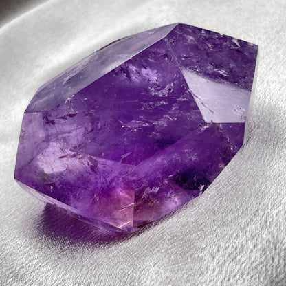紫水晶隨形 紫水晶  -代表著智慧，幫助頭腦清晰  -增加機智，提高直覺力與潛意識  -有助思考，激發創意，加強記憶力  -有「社交之石」之稱，有助於常遇貴人  -紫色光招引人緣及貴人，具有中國風水學裡「因貴得財」之意。  -加強包容心、容忍性  -舒緩緊張情緒，鎮定安神