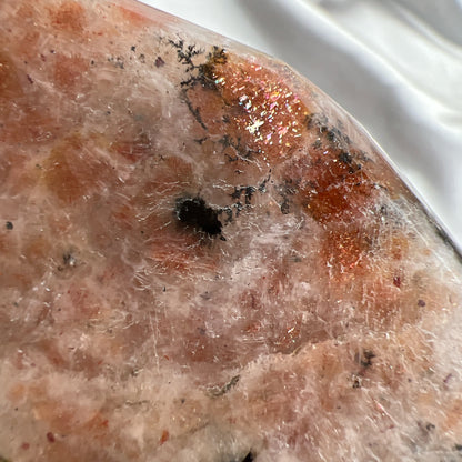  太陽石堇青石共生隨形  Sunstone Iolite  太陽石堇青石結合了Sunstone的溫暖喜悅和Iolite的涼爽平靜，幫助我們看到可能性。當生活感覺混亂，他能幫助我們重新接地並冷靜地評估情況。而且激活了我們解決問題的技能，鼓勵邏輯和直覺思維，帶來新的視角。太陽石堇青石推薦給任何想在身心上更健康的人，幫助我們養成健康的習慣並持開放態度。