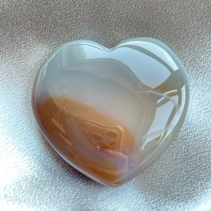 瑪瑙心心配靚靚晶牙  瑪瑙是玉髓礦石的一種，同為石英(Quartz)族的一員，有不同的顏色，多由半透明與不透明的條紋互相交替著，有著不同細膩的帶狀紋理和圖樣，全部都是獨一無二的圖案，非常特別，亦是我喜歡欣賞瑪瑙的其中一個原因。  瑪瑙亦是佛教七寶之一，自古以來是作辟邪，護身符之用，能量是沉厚，穩定而柔和的，對消除壓力，負面能量有幫助，從而能夠改善睡眠質素，增強記憶力。     -平靜情緒  -聚氣聚財  -吸引貴人  -招好運  -增強運勢   