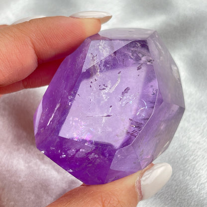 紫水晶隨形 紫水晶  -代表著智慧，幫助頭腦清晰  -增加機智，提高直覺力與潛意識  -有助思考，激發創意，加強記憶力  -有「社交之石」之稱，有助於常遇貴人  -紫色光招引人緣及貴人，具有中國風水學裡「因貴得財」之意。  -加強包容心、容忍性  -舒緩緊張情緒，鎮定安神