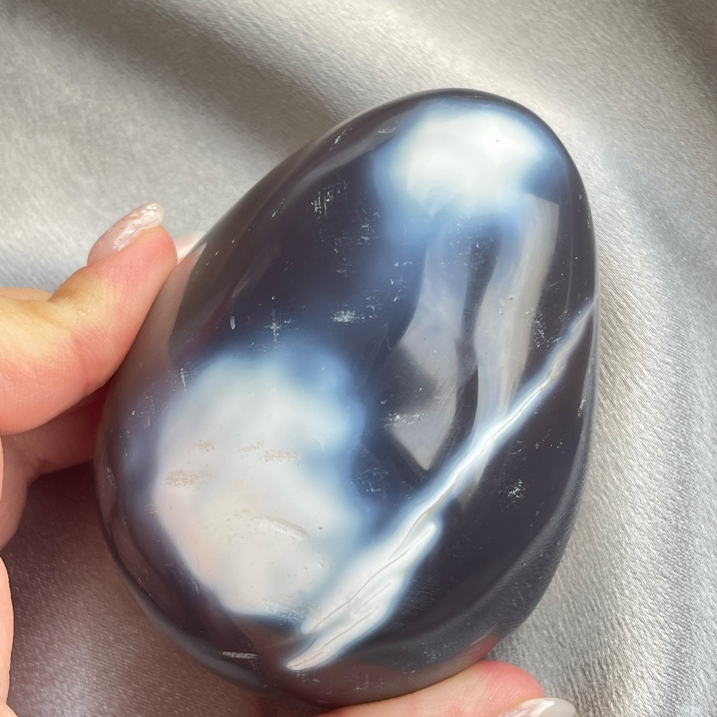 Orca Agate，也被稱為Orca Stone，是一種Chaledoney品種，僅在馬達加斯加發現，並以品質形成結晶。 這塊石頭有獨特的灰色和藍色帶狀顏色，帶有白色斑點，模仿了虎鯨的圖案和顏色（因此是它的命名）。  奧爾卡瑪瑙以美麗的海洋深處以及雄偉的逆戟鯨命名，是一種與喉嚨脈輪共鳴的強大石頭。 它與溝通和內在真理緊密相連，可以幫助一個人與內在的心理聯絡起來，並承認隱藏的自我真理。  一旦被確認，Orca Agate可以治癒任何深刻的內心情感創傷，從而贏得其作為寬恕之石的聲譽。 在這個非常誠實的自我溝通和寬恕過程中，這塊石頭將使用者從自我懷疑和自我厭惡中解放出來，並促進了溫和的內心平靜。它與雙子座的二元性有關。