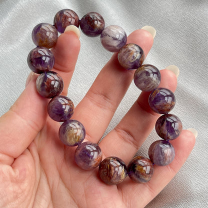 紫幽靈是紫晶和幽靈之共生石，所以除了有紫水晶之功效外， 還對於提升事業，正財運有幫助呢😊  紫水晶 -代表著智慧，幫助頭腦清晰 -增加機智，提高直覺力與潛意識 -有助思考，激發創意，加強記憶力 -有「社交之石」之稱，有助於常遇貴人 -紫色光招引人緣及貴人，具有中國風水學裡「因貴得財」之意。 -加強包容心、容忍性 -舒緩緊張情緒，鎮定安神