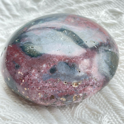 海洋碧玉手把

Pastels 感覺的顏色是真的很吸引的，有一種很平靜的感覺

海洋碧玉又名海洋石，是馬達加斯加的特產，最初發現於沿海地區，顏色範圍廣泛，色彩多樣性，大多數是由不透明的玉髓及石英組成的，而有些部分則是半透明及結晶化的。而海洋碧玉也稱作球形碧玉(Orbicular Jasper)。

海洋碧玉是你心情覺得沮喪時的好夥伴

-穩定情緒，平衡身心

-釋除負面的自我認知

-排走負能量，令頭腦清晰

-開啟內心的快樂和滿足