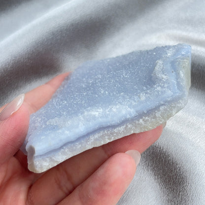 藍紋瑪瑙原礦  -有助頭腦清晰，增強表達能力  -保持心靈穩定，平靜  -減少焦慮的負面情緒  -促進改善人際關係