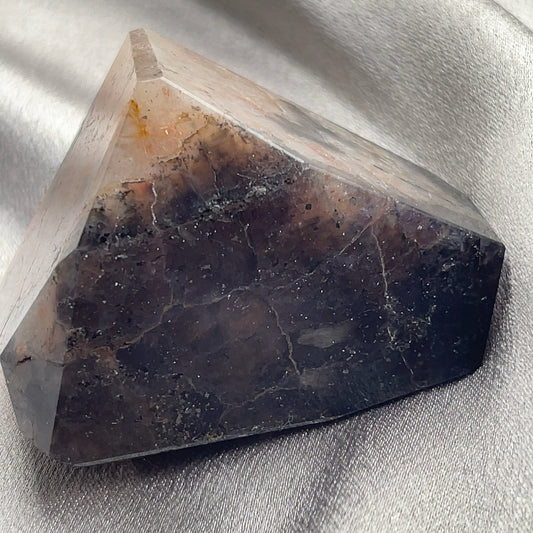 太陽石堇青石共生隨形  Sunstone Iolite  太陽石堇青石結合了Sunstone的溫暖喜悅和Iolite的涼爽平靜，幫助我們看到可能性。當生活感覺混亂，他能幫助我們重新接地並冷靜地評估情況。而且激活了我們解決問題的技能，鼓勵邏輯和直覺思維，帶來新的視角。太陽石堇青石推薦給任何想在身心上更健康的人，幫助我們養成健康的習慣並持開放態度。