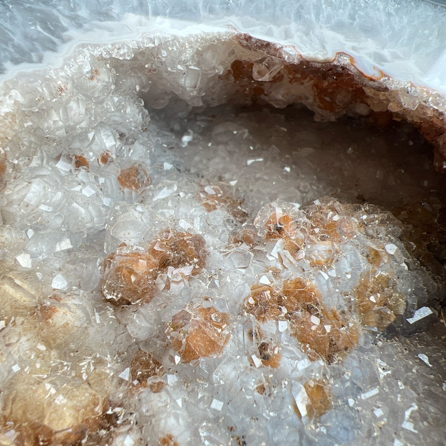 巴西瑪瑙水晶洞 Agate Geode Cut Base  晶洞還可以幫你吸財聚財，招貴人😊  -能令人精神放鬆，減少失眠症狀  -瑪瑙具有平衡，穩定及保護的作用  -也是護身符及辟邪物，有保平安功效  -瑪瑙維持身心和諧，增強愛、忠誠及勇氣   