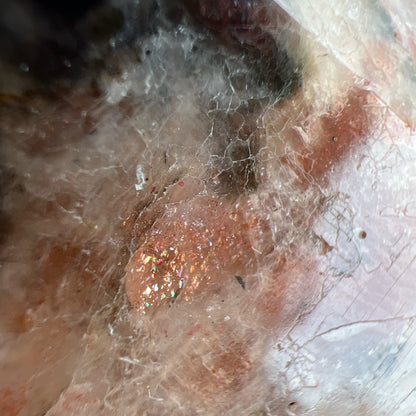 Sunstone Iolite  太陽石堇青石結合了Sunstone的溫暖喜悅和Iolite的涼爽平靜，幫助我們看到可能性。當生活感覺混亂，他能幫助我們重新接地並冷靜地評估情況。而且激活了我們解決問題的技能，鼓勵邏輯和直覺思維，帶來新的視角。太陽石堇青石推薦給任何想在身心上更健康的人，幫助我們養成健康的習慣並持開放態度。