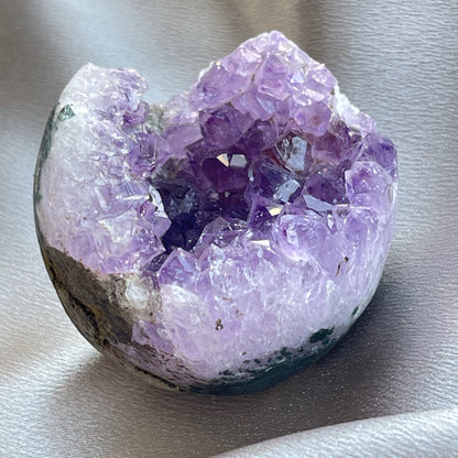 Brazil Amethyst Sphere 巴西紫晶開口笑球  
開口笑水晶簇球是一種很多人喜愛的風水石，有招財聚財，招貴人之效用，如果想放置的位置唔容許擺設大型晶洞，這種開口笑一定會是最佳選擇😊  紫晶，一向代表著智慧，加強決策力，利人緣，對舒緩緊張情緒有幫助，促進問題解決。
