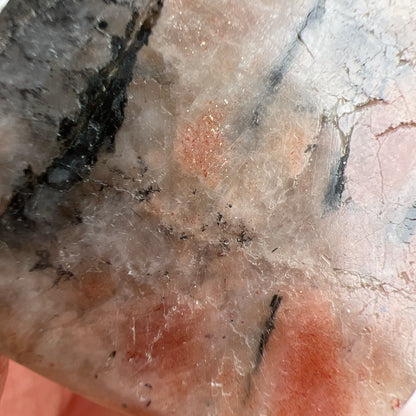  太陽石堇青石共生隨形  Sunstone Iolite  太陽石堇青石結合了Sunstone的溫暖喜悅和Iolite的涼爽平靜，幫助我們看到可能性。當生活感覺混亂，他能幫助我們重新接地並冷靜地評估情況。而且激活了我們解決問題的技能，鼓勵邏輯和直覺思維，帶來新的視角。太陽石堇青石推薦給任何想在身心上更健康的人，幫助我們養成健康的習慣並持開放態度。