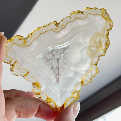 虹彩瑪瑙是一種細帶狀、半透明的石髓 (Chalcedony)，並且可將透射光分解成為光譜顏色。”Iris”意為”彩虹”或”虹彩虹色的”，源自於希臘彩虹女神的名字。  Iris agate is a finely-banded, translucent variety of chalcedony that breaks up transmitted light into spectral colors. The word “Iris” means “rainbow” or “to make iridescent” and is derived from the name of the Greek goddess of the rainbow.     *以上資料轉載自 “GIA Hong Kong - Jul 2021”