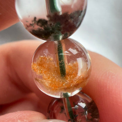 半盤彩幽靈手串  幽靈是指內有多種顏色的火山泥或礦物質，主要有綠、紅、橙和白，包含了多種功效。 綠幽靈  -主正財，由事業，主意帶來的財富  -聚財，由辛勤努力而累積的財富  -招有助增旺事業的貴人  -平穩情緒  紅幽靈  -增加包容心與同理心  -增加理解力與包容能力  -招財的功效  -緩解疲憊，放鬆情緒  白幽靈  -淨化個人氣場  -提升記憶力