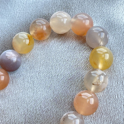 櫻花瑪瑙  -瑪瑙-Agate品種繁多，整個瑪瑙家族十分龐大。其中一種瑪瑙充滿溫柔優雅之美，深受女仕們喜愛，就是櫻花瑪瑙 - Blossoms Agate🌸  櫻花瑪瑙被視為寶石中的「第三眼」，靈性十足，象徵友善與愛心，也代表希望。  櫻花瑪瑙晶體內含粉白色、猶如朵朵盛開之櫻花的共生礦，每枝形態獨一無二，為人帶來溫柔細膩的內涵，會令人要停下來慢慢欣賞佢嘅美。  -能令人精神放鬆，減少失眠症狀  -瑪瑙具有平衡，穩定及保護的作用  -也是護身符及辟邪物，有保平安功效  -瑪瑙維持身心和諧，增強愛、忠誠及勇氣   
