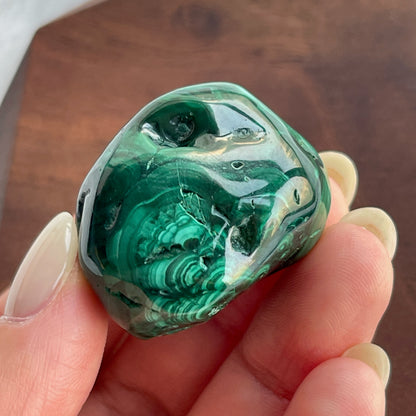 孔雀石  孔雀石鮮明的綠色色調和圖紋擁有一種獨特嘅魅力。  原來這種礦石在西元前埃及人是會將這種礦石磨成粉末作顏料來使用，這種方法連日本人都一樣把這個顏料當做岩繪的工具，是珍貴的日本畫材料，並且稱為「岩綠青」。  除此之外，歐洲國家會用作作各樣的護身符，有助吸引負面能量，為你帶來安定和情緒平衡。   