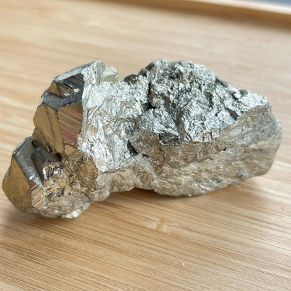 黃鐵礦又名愚人金(Fool’s Gold)  黃鐵礦是鐵和硫所形成的礦物，外觀反射出金黃色的光芒，所以會有人將黃鐵礦和黃金搞混。  🔮聚財法寶🔮  除了大家都十分熟悉的招財聚財功效外，其實黃鐵礦還可以用作辟邪，清除負氣場，淨化室內環境之用。  ** 記得盡量不要將黃鐵礦接觸水氣，盡量保持乾爽，平時得閒用乾紙巾抹抹保持閃令令就可以了😊     Origin : Peru 🇵🇪