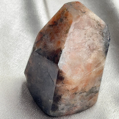 太陽石堇青石共生隨形  Sunstone Iolite  太陽石堇青石結合了Sunstone的溫暖喜悅和Iolite的涼爽平靜，幫助我們看到可能性。當生活感覺混亂，他能幫助我們重新接地並冷靜地評估情況。而且激活了我們解決問題的技能，鼓勵邏輯和直覺思維，帶來新的視角。太陽石堇青石推薦給任何想在身心上更健康的人，幫助我們養成健康的習慣並持開放態度。