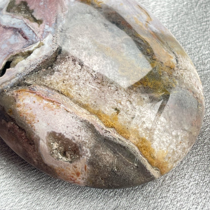 海洋碧玉手把

Pastels 感覺的顏色是真的很吸引的，有一種很平靜的感覺

海洋碧玉又名海洋石，是馬達加斯加的特產，最初發現於沿海地區，顏色範圍廣泛，色彩多樣性，大多數是由不透明的玉髓及石英組成的，而有些部分則是半透明及結晶化的。而海洋碧玉也稱作球形碧玉(Orbicular Jasper)。

海洋碧玉是你心情覺得沮喪時的好夥伴

-穩定情緒，平衡身心

-釋除負面的自我認知

-排走負能量，令頭腦清晰

-開啟內心的快樂和滿足