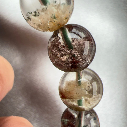 半盤彩幽靈手串  幽靈是指內有多種顏色的火山泥或礦物質，主要有綠、紅、橙和白，包含了多種功效。 綠幽靈  -主正財，由事業，主意帶來的財富  -聚財，由辛勤努力而累積的財富  -招有助增旺事業的貴人  -平穩情緒  紅幽靈  -增加包容心與同理心  -增加理解力與包容能力  -招財的功效  -緩解疲憊，放鬆情緒  白幽靈  -淨化個人氣場  -提升記憶力
