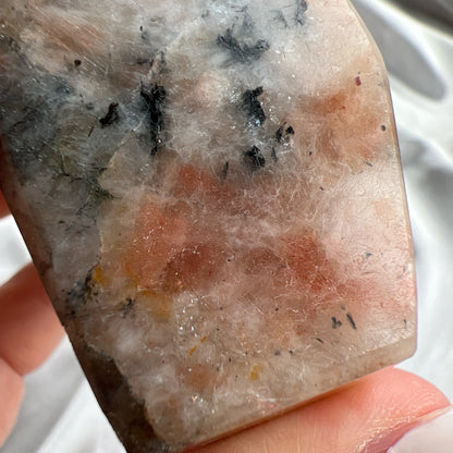  太陽石堇青石共生隨形  Sunstone Iolite  太陽石堇青石結合了Sunstone的溫暖喜悅和Iolite的涼爽平靜，幫助我們看到可能性。當生活感覺混亂，他能幫助我們重新接地並冷靜地評估情況。而且激活了我們解決問題的技能，鼓勵邏輯和直覺思維，帶來新的視角。太陽石堇青石推薦給任何想在身心上更健康的人，幫助我們養成健康的習慣並持開放態度。