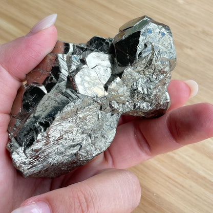 黃鐵礦又名愚人金(Fool’s Gold)  黃鐵礦是鐵和硫所形成的礦物，外觀反射出金黃色的光芒，所以會有人將黃鐵礦和黃金搞混。  🔮聚財法寶🔮  除了大家都十分熟悉的招財聚財功效外，其實黃鐵礦還可以用作辟邪，清除負氣場，淨化室內環境之用。  ** 記得盡量不要將黃鐵礦接觸水氣，盡量保持乾爽，平時得閒用乾紙巾抹抹保持閃令令就可以了😊     Origin : Peru 🇵🇪