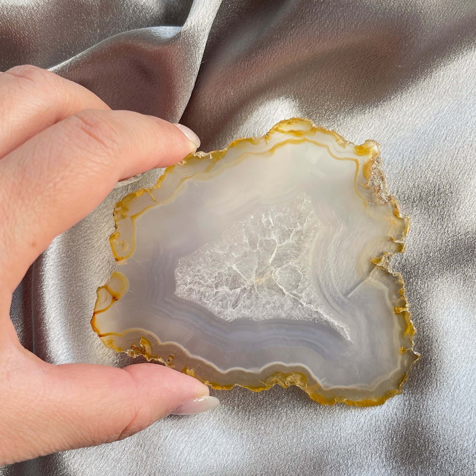 虹彩瑪瑙是一種細帶狀、半透明的石髓 (Chalcedony)，並且可將透射光分解成為光譜顏色。”Iris”意為”彩虹”或”虹彩虹色的”，源自於希臘彩虹女神的名字。  Iris agate is a finely-banded, translucent variety of chalcedony that breaks up transmitted light into spectral colors. The word “Iris” means “rainbow” or “to make iridescent” and is derived from the name of the Greek goddess of the rainbow.     *以上資料轉載自 “GIA Hong Kong - Jul 2021”