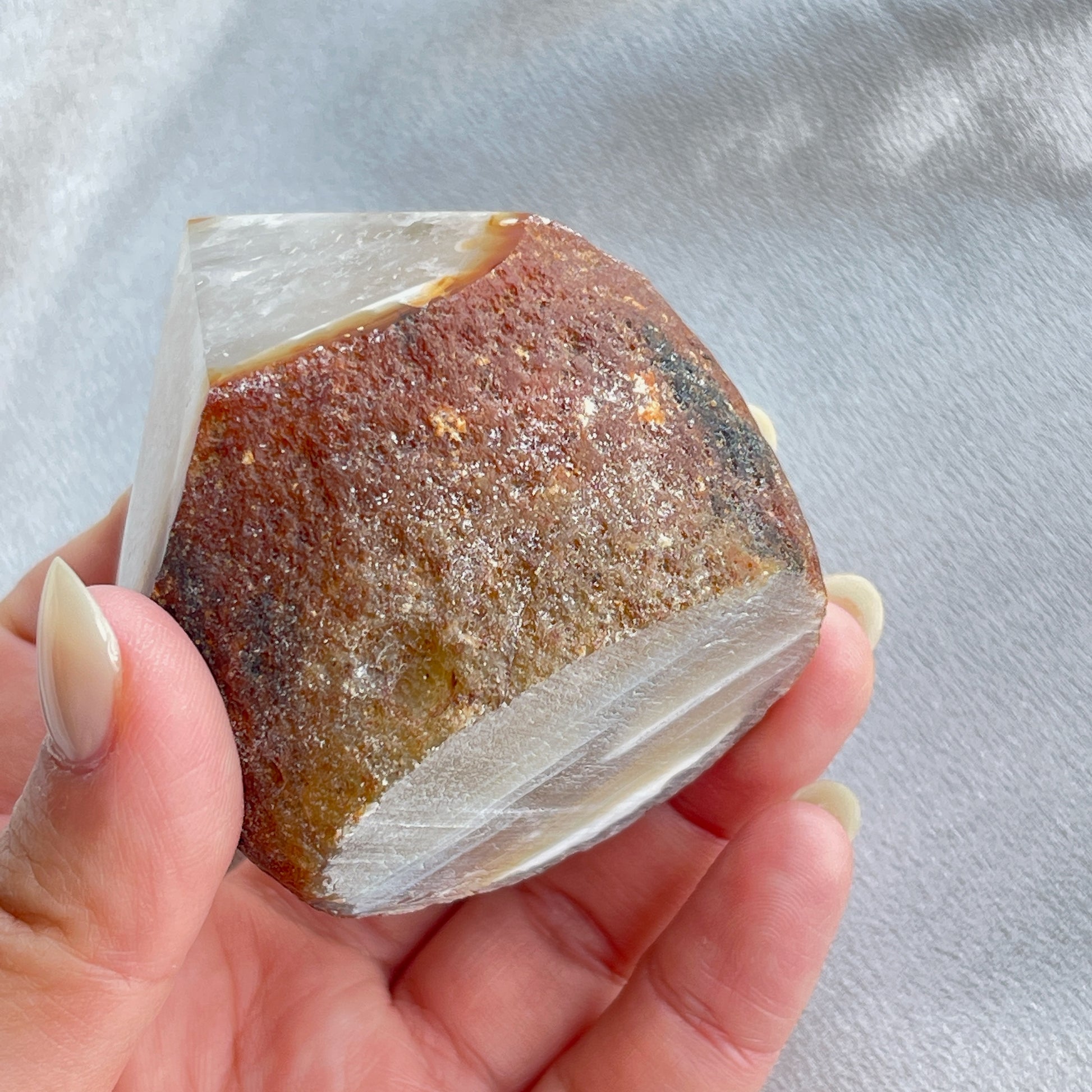 呢一lot agate cut base , 喜歡一些原始，簡單啲ge 朋友仔可以留意下，這款是只打磨上面嘅尖頂，底部則簡單切平，除了用作擺設外，佢哋size 非常適合放手串佢消磁的😊  -能令人精神放鬆，減少失眠症狀 -瑪瑙具有平衡，穩定及保護的作用 -也是護身符及辟邪物，有保平安功效 -瑪瑙維持身心和諧，增強愛、忠誠及勇氣