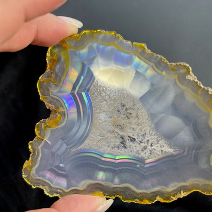 虹彩瑪瑙是一種細帶狀、半透明的石髓 (Chalcedony)，並且可將透射光分解成為光譜顏色。”Iris”意為”彩虹”或”虹彩虹色的”，源自於希臘彩虹女神的名字。  Iris agate is a finely-banded, translucent variety of chalcedony that breaks up transmitted light into spectral colors. The word “Iris” means “rainbow” or “to make iridescent” and is derived from the name of the Greek goddess of the rainbow.     *以上資料轉載自 “GIA Hong Kong - Jul 2021”