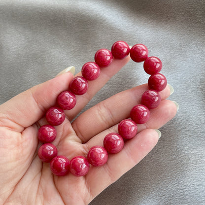 薔薇輝石

薔薇輝石 又名[ 玫瑰石 ]

是一種不透明的矽酸錳礦物，色調從淡粉色到深紅色不等

它具有玻璃光澤由方解石、鐵和鎂等其他礦物質組成



-消除紊亂思緒，保持清晰思考

-增加親和力，建立自信心

-有助培養高貴情操，擴闊心胸

-有助調和親情，友情，愛情的關係