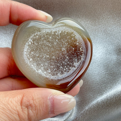 瑪瑙心心配靚靚晶牙  瑪瑙是玉髓礦石的一種，同為石英(Quartz)族的一員，有不同的顏色，多由半透明與不透明的條紋互相交替著，有著不同細膩的帶狀紋理和圖樣，全部都是獨一無二的圖案，非常特別，亦是我喜歡欣賞瑪瑙的其中一個原因。  瑪瑙亦是佛教七寶之一，自古以來是作辟邪，護身符之用，能量是沉厚，穩定而柔和的，對消除壓力，負面能量有幫助，從而能夠改善睡眠質素，增強記憶力。     -平靜情緒  -聚氣聚財  -吸引貴人  -招好運  -增強運勢   