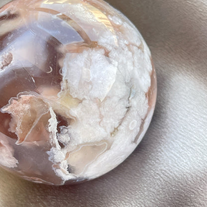 櫻花瑪瑙球  瑪瑙-Agate品種繁多，整個瑪瑙家族十分龐大。其中一種瑪瑙充滿溫柔優雅之美，深受女仕們喜愛，就是櫻花瑪瑙 - Blossoms Agate🌸  櫻花瑪瑙被視為寶石中的「第三眼」，靈性十足，象徵友善與愛心，也代表希望。  櫻花瑪瑙晶體內含粉白色、猶如朵朵盛開之櫻花的共生礦，每枝形態獨一無二，為人帶來溫柔細膩的內涵，會令人要停下來慢慢欣賞佢嘅美。  -能令人精神放鬆，減少失眠症狀  -瑪瑙具有平衡，穩定及保護的作用  -也是護身符及辟邪物，有保平安功效  -瑪瑙維持身心和諧，增強愛、忠誠及勇氣