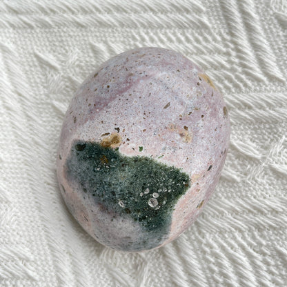 海洋碧玉手把

Pastels 感覺的顏色是真的很吸引的，有一種很平靜的感覺

海洋碧玉又名海洋石，是馬達加斯加的特產，最初發現於沿海地區，顏色範圍廣泛，色彩多樣性，大多數是由不透明的玉髓及石英組成的，而有些部分則是半透明及結晶化的。而海洋碧玉也稱作球形碧玉(Orbicular Jasper)。

海洋碧玉是你心情覺得沮喪時的好夥伴

-穩定情緒，平衡身心

-釋除負面的自我認知

-排走負能量，令頭腦清晰

-開啟內心的快樂和滿足