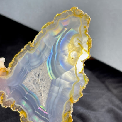 虹彩瑪瑙是一種細帶狀、半透明的石髓 (Chalcedony)，並且可將透射光分解成為光譜顏色。”Iris”意為”彩虹”或”虹彩虹色的”，源自於希臘彩虹女神的名字。  Iris agate is a finely-banded, translucent variety of chalcedony that breaks up transmitted light into spectral colors. The word “Iris” means “rainbow” or “to make iridescent” and is derived from the name of the Greek goddess of the rainbow.     *以上資料轉載自 “GIA Hong Kong - Jul 2021”